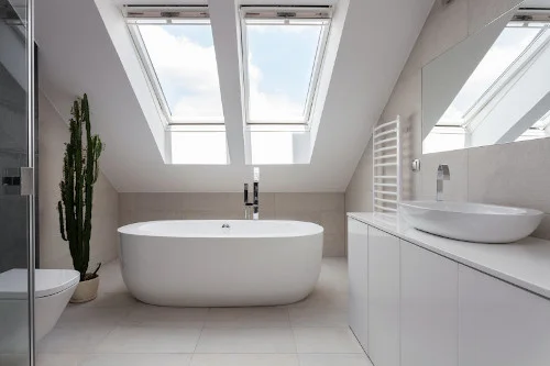 Modernes Badezimmer – Sanitärinstallation durch Der Haustechniker