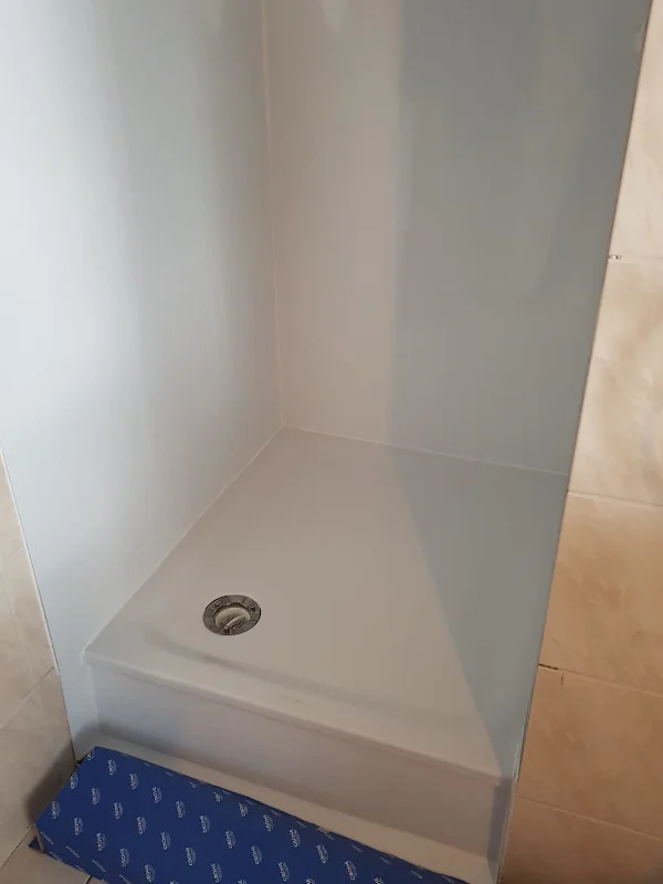 Badrenovierung Hildesheim – Referenz 2: Dusche mit Duschrückwand